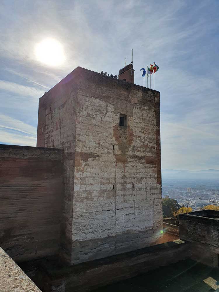 Fotografía de la Torre de la Vela de la Alcazaba de la Alhambra