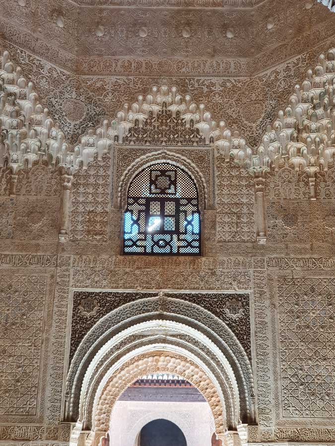Ventana que hay en la Sala de las Dos Hermanas de la Alhambra