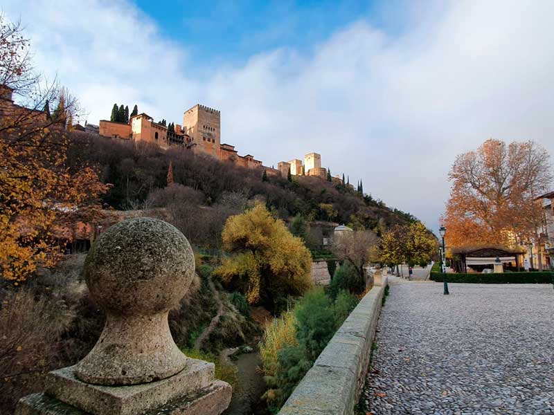 Vista de la Alhambra desde el Paseo de los Tristes en Granada
