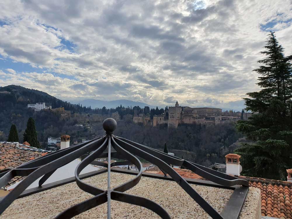 Vistas de la Alhambra desde la Mezquita Mayor de Granada