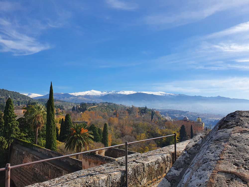 Vistas de Sierra Nevada y la Vega de Granada desde la Torre de la Vela